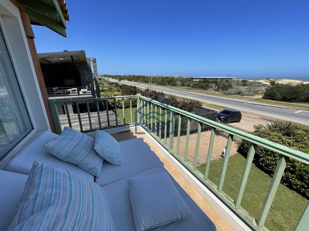 Casa ID.513/Venta-de-casa-amplia-de-construcción-sólida-sobre-primera-fila-de-Mar-en-La-Juanita,-José-Ignacio - Venta de casa amplia de construcción sólida sobre primera fila de Mar en La Juanita, José Ignacio