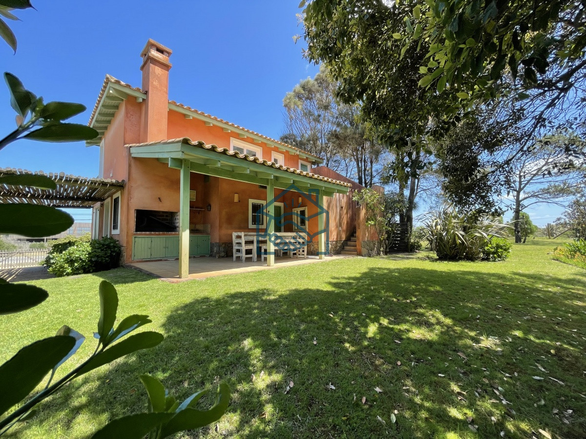 Casa ID.513/Venta-de-casa-amplia-de-construcción-sólida-sobre-primera-fila-de-Mar-en-La-Juanita,-José-Ignacio - Venta de casa amplia de construcción sólida sobre primera fila de Mar en La Juanita, José Ignacio
