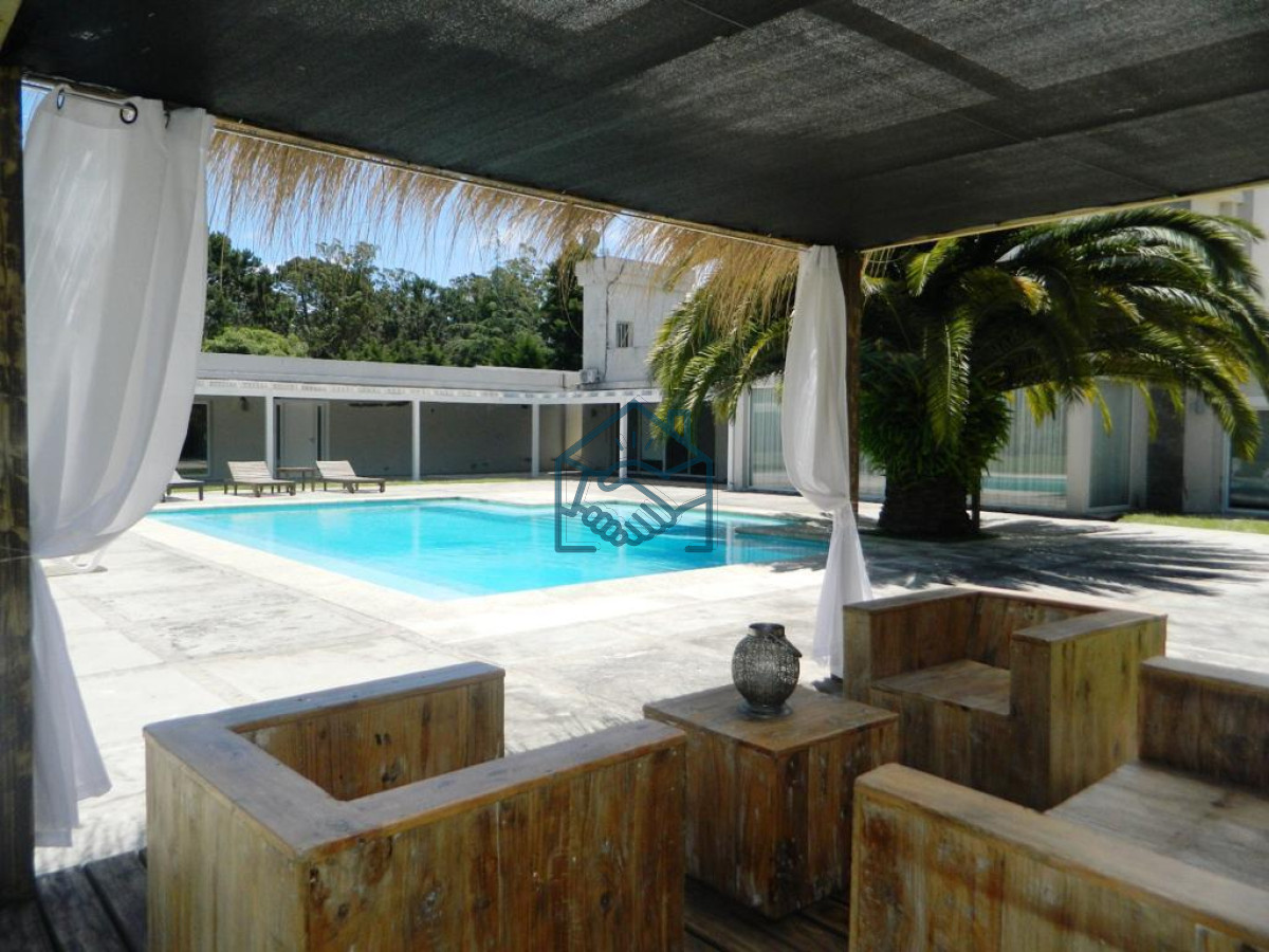 Casa ID.567/Moderna-Casa-de-4-Dormitorios-en-el-Golf---Punta-del-Este - Moderna Casa de 4 Dormitorios en el Golf - Punta del Este