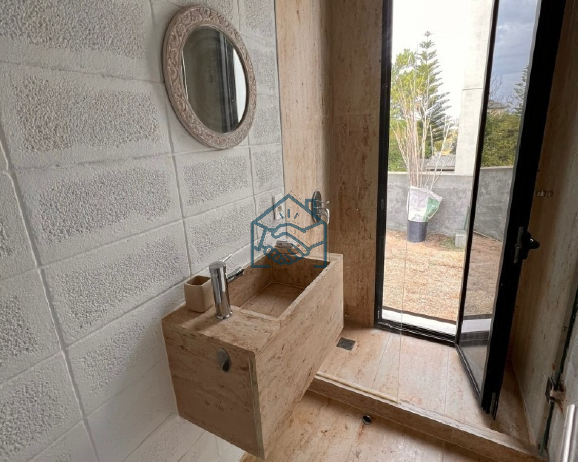 Casa ID.581/Venta-y-alquiler-temporario-de-maravillosa-casa-a-pasos-del-Mar-con-cinco-dormitorios-en-suite,-Punta-Piedras,-Manantiales - Venta y alquiler temporario de maravillosa casa a pasos del Mar con cinco dormitorios en suite, Punta Piedras, Manantiales