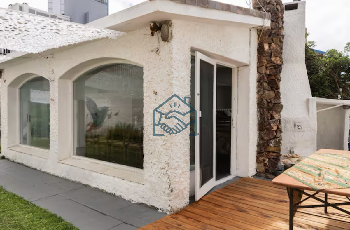 Casa ID.663/Gran-Casa-en-Venta-sobre-el-Mar-de-5-Dormitorios-y-Dependencia-en-Península,-Punta-del-Este - Gran Casa en Venta sobre el Mar de 5 Dormitorios y Dependencia en Península, Punta del Este