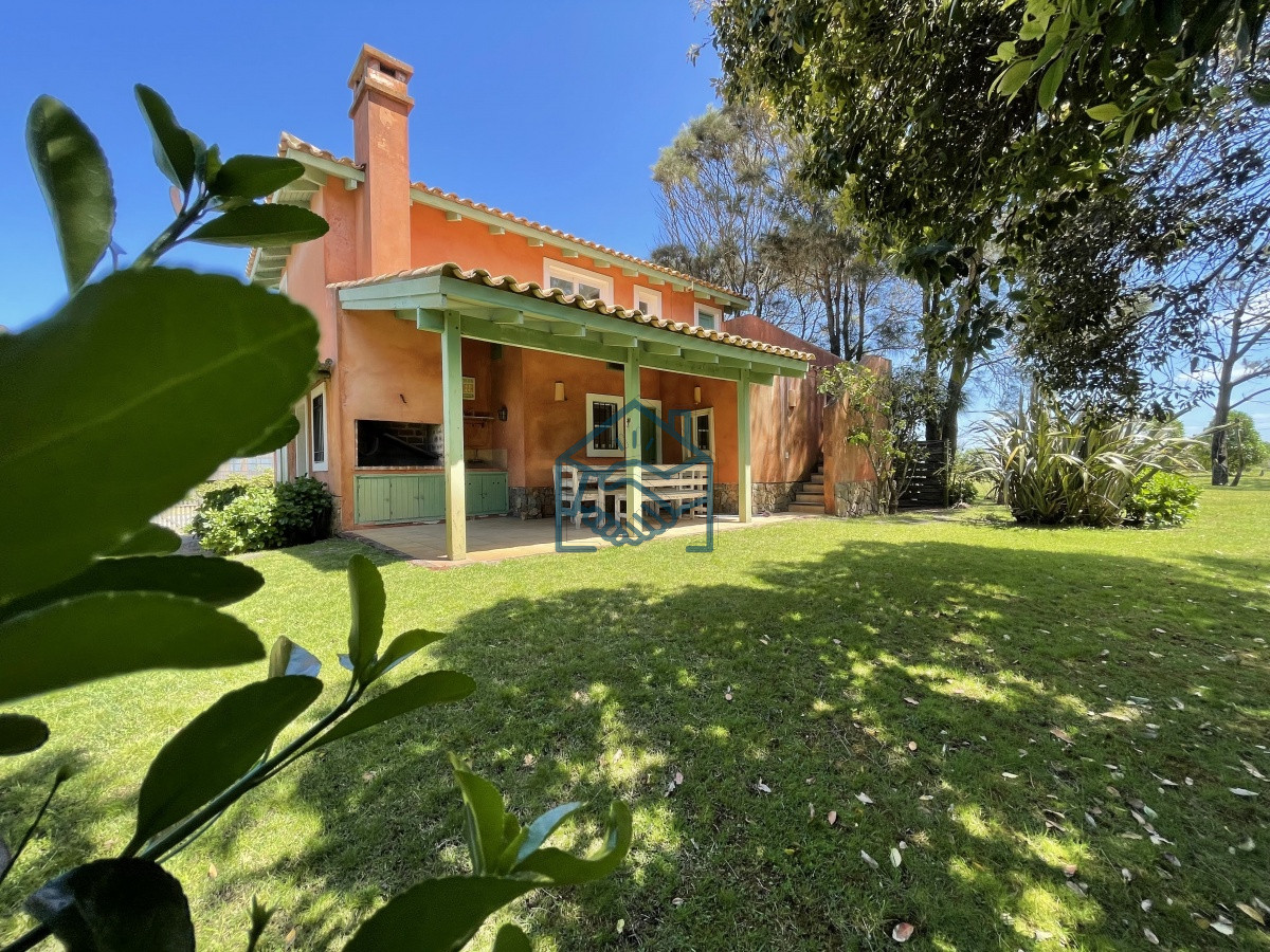 Casa ID.513/Venta-de-casa-amplia-de-construcción-sólida-sobre-primera-fila-de-Mar-en-La-Juanita,-José-Ignacio - Venta de casa amplia de construcción sólida sobre primera fila de Mar en La Juanita, José Ignacio