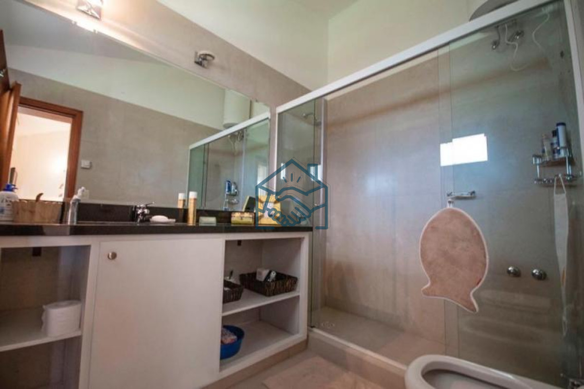 Casa ID.492/Excelente-Casa-de-4-Dormitorios-y-Piscina-a-una-Cuadra-del-Mar- - Excelente Casa de 4 Dormitorios y Piscina a una Cuadra del Mar 
