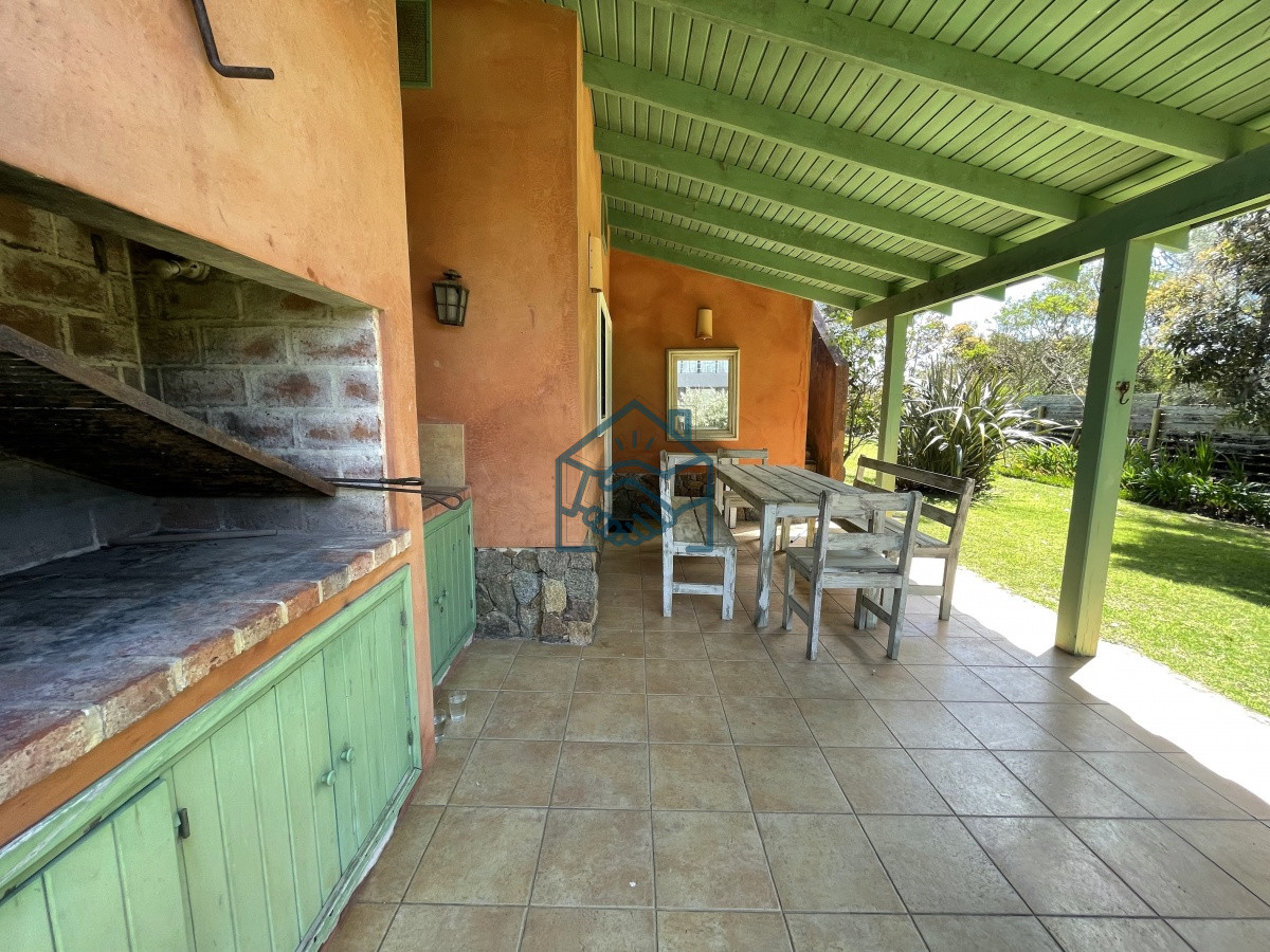 Casa ID.513/Venta-de-casa-amplia-de-construcción-sólida-sobre-primera-fila-de-Mar-en-La-Juanita,-José-Ignacio - Venta de casa amplia de construcción sólida sobre primera fila de Mar en La Juanita, José Ignacio