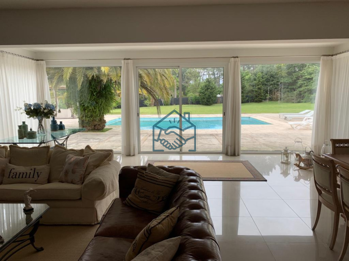 Casa ID.567/Moderna-Casa-de-4-Dormitorios-en-el-Golf---Punta-del-Este - Moderna Casa de 4 Dormitorios en el Golf - Punta del Este