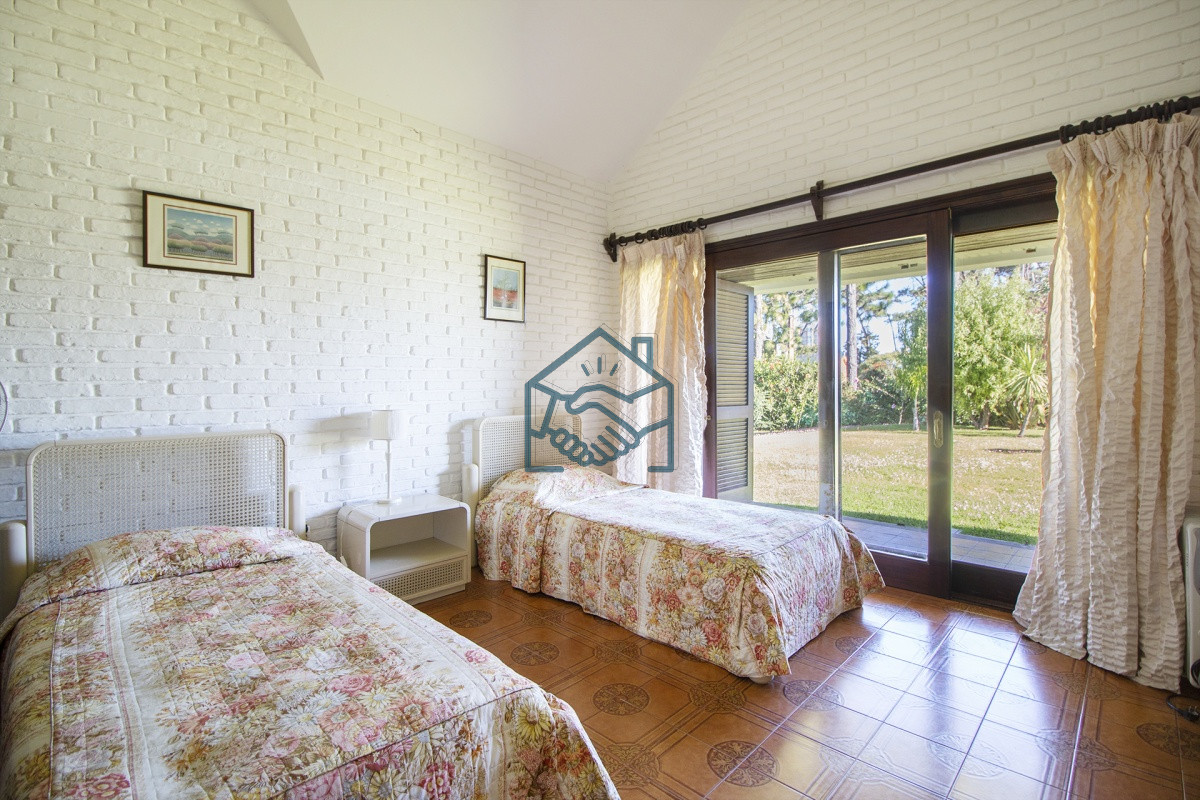 Casa ID.652/Venta-de-Casa-de-4-Dormitorios-y-Piscina-con-gran-parque-en-Playa-Mansa,-Punta-del-Este - Venta de Casa de 4 Dormitorios y Piscina con gran parque en Playa Mansa, Punta del Este