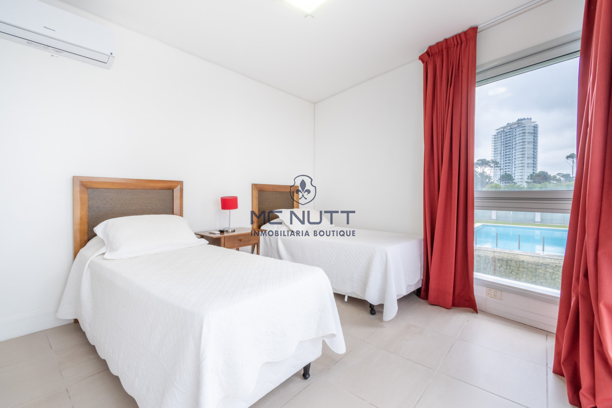 Apartamento Ref.531/ - Venta y alquiler de departamento con tres dormitorios mas dependencia de servicio en torre Le Parc playa Brava, Punta del Este