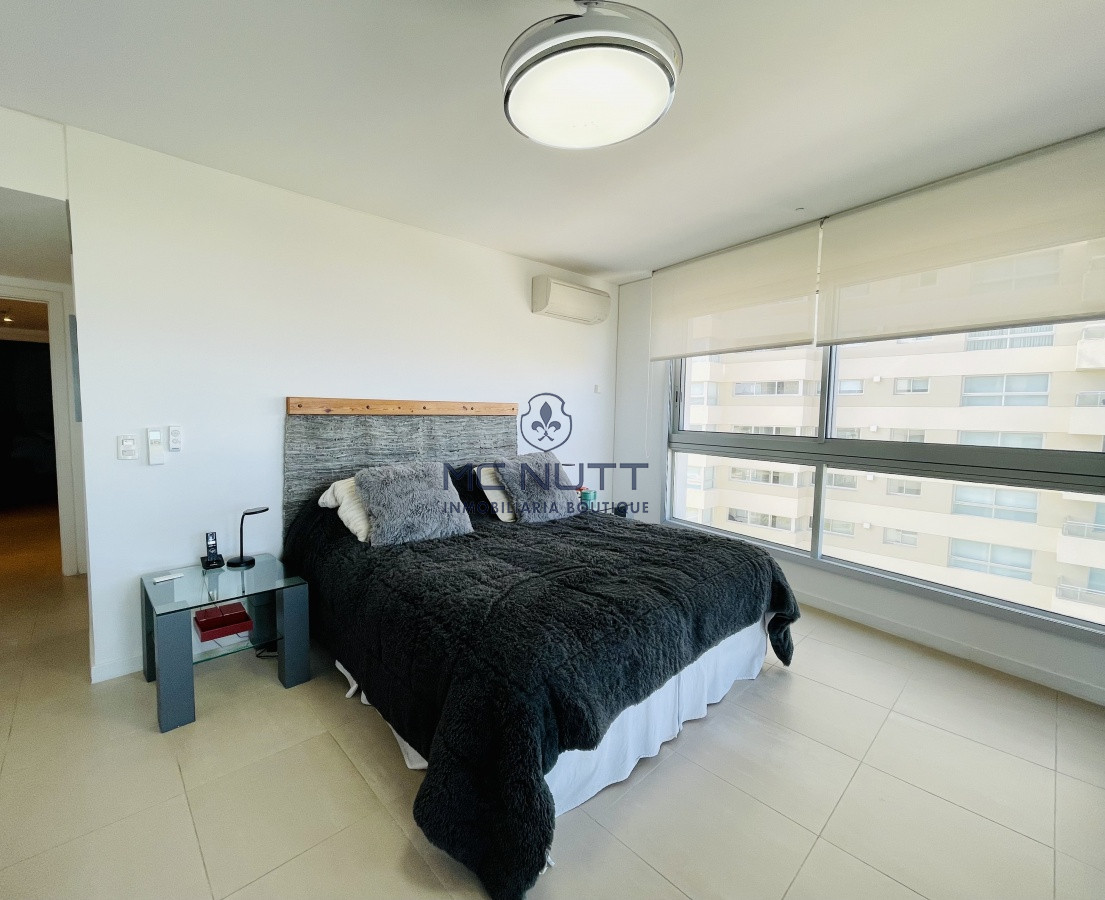 Apartamento Ref.539/ - Venta y alquiler de departamento esquinero de tres dormitorios mas dependencia de servicio, Torre LE PARC, playa Brava. Punta del Este