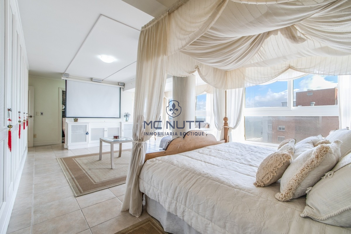 Apartamento Ref.524/ - Penthouse sobre Playa Mansa, 4 Dormitorios y Parrillero en Venta - Punta del Este