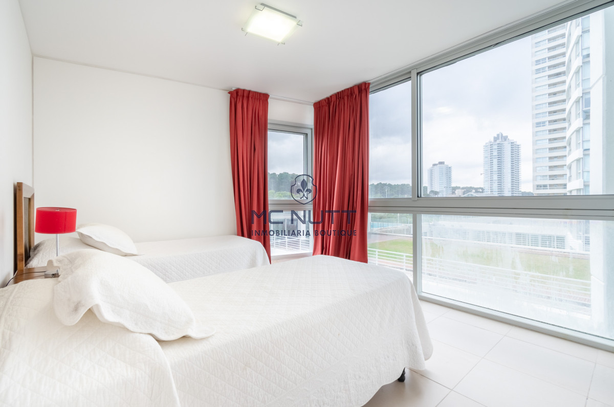Apartamento Ref.531/ - Venta y alquiler de departamento con tres dormitorios mas dependencia de servicio en torre Le Parc playa Brava, Punta del Este