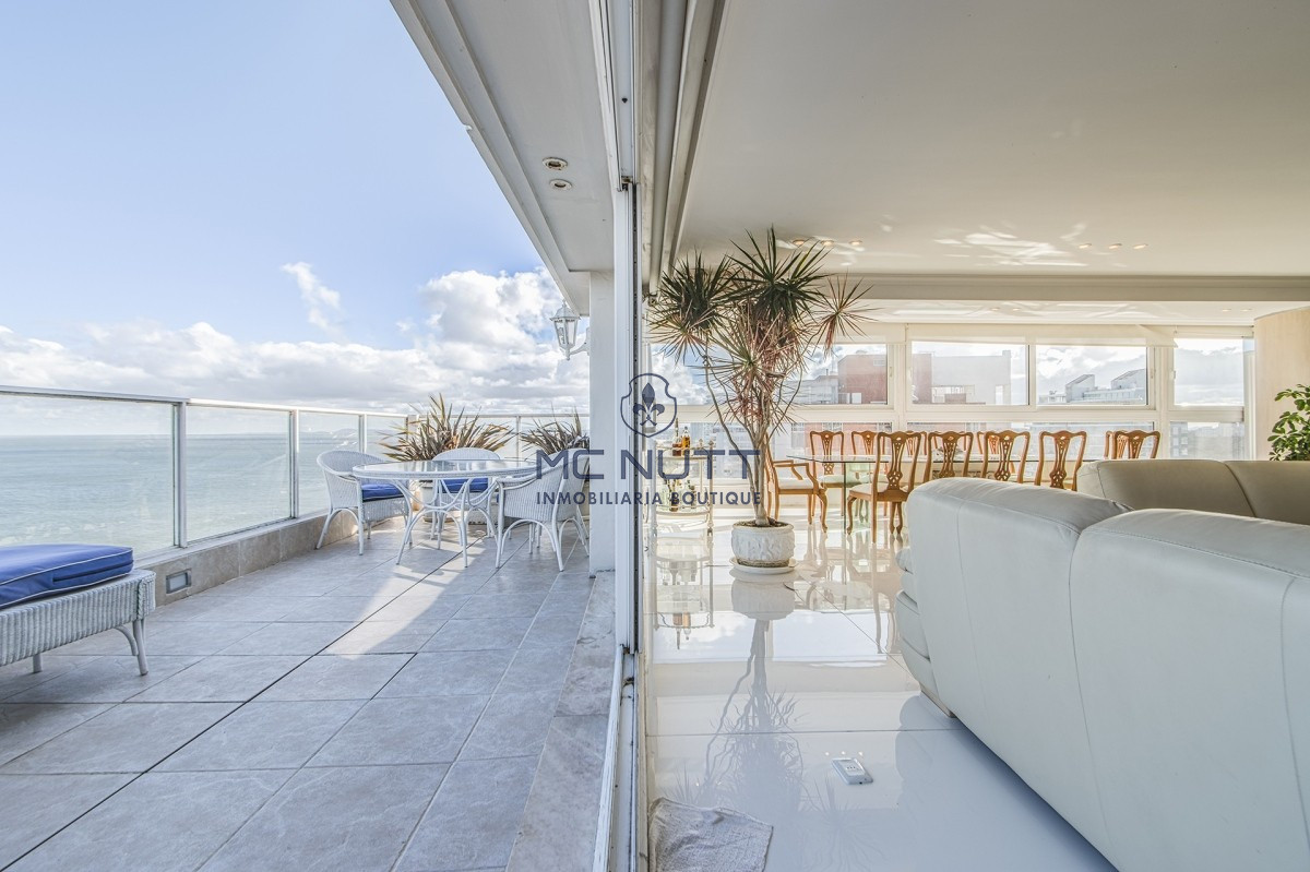 Apartamento Ref.524/ - Penthouse sobre Playa Mansa, 4 Dormitorios y Parrillero en Venta - Punta del Este