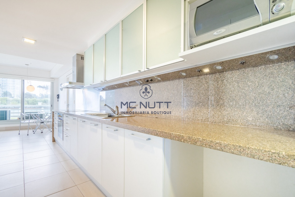 Apartamento Ref.531/ - Venta y alquiler de departamento con tres dormitorios mas dependencia de servicio en torre Le Parc playa Brava, Punta del Este