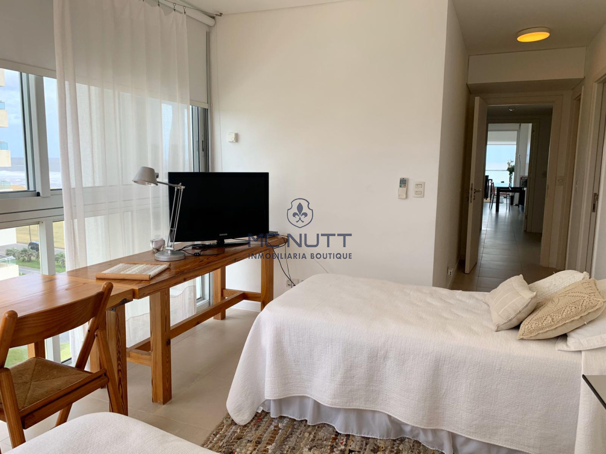 Apartamento Ref.539/ - Venta y alquiler de departamento esquinero de tres dormitorios mas dependencia de servicio, Torre LE PARC, playa Brava. Punta del Este