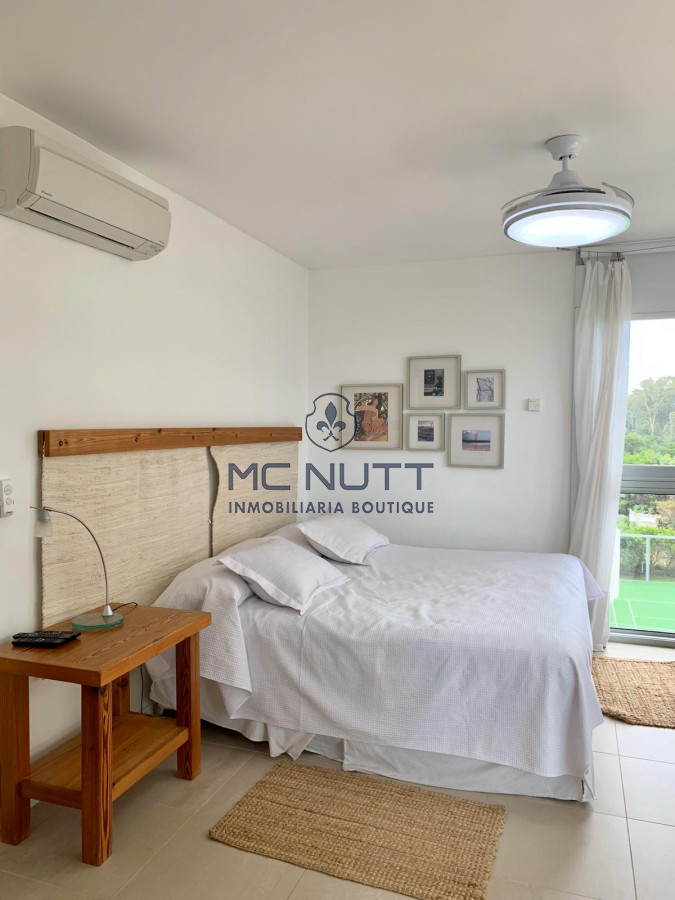 Apartamento Ref.539/ - Venta y alquiler de departamento esquinero de tres dormitorios mas dependencia de servicio, Torre LE PARC, playa Brava. Punta del Este