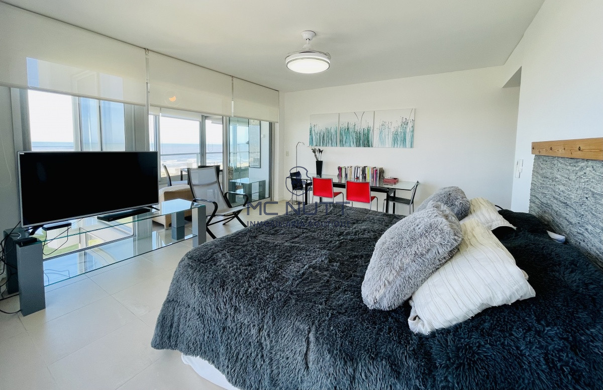 Apartamento Ref.539/ - Venta y alquiler de departamento esquinero de tres dormitorios mas dependencia de servicio, Torre LE PARC, playa Brava. Punta del Este