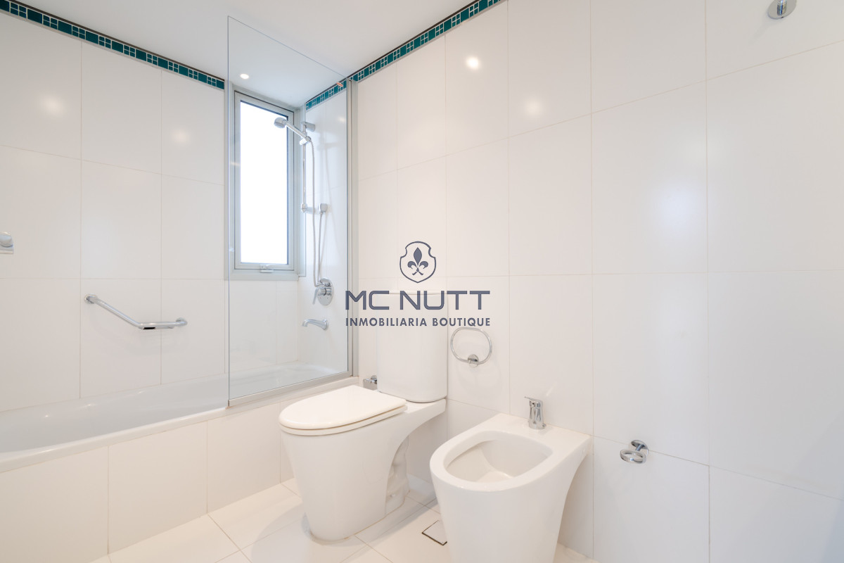 Apartamento Ref.531/ - Venta y alquiler de departamento con tres dormitorios mas dependencia de servicio en torre Le Parc playa Brava, Punta del Este