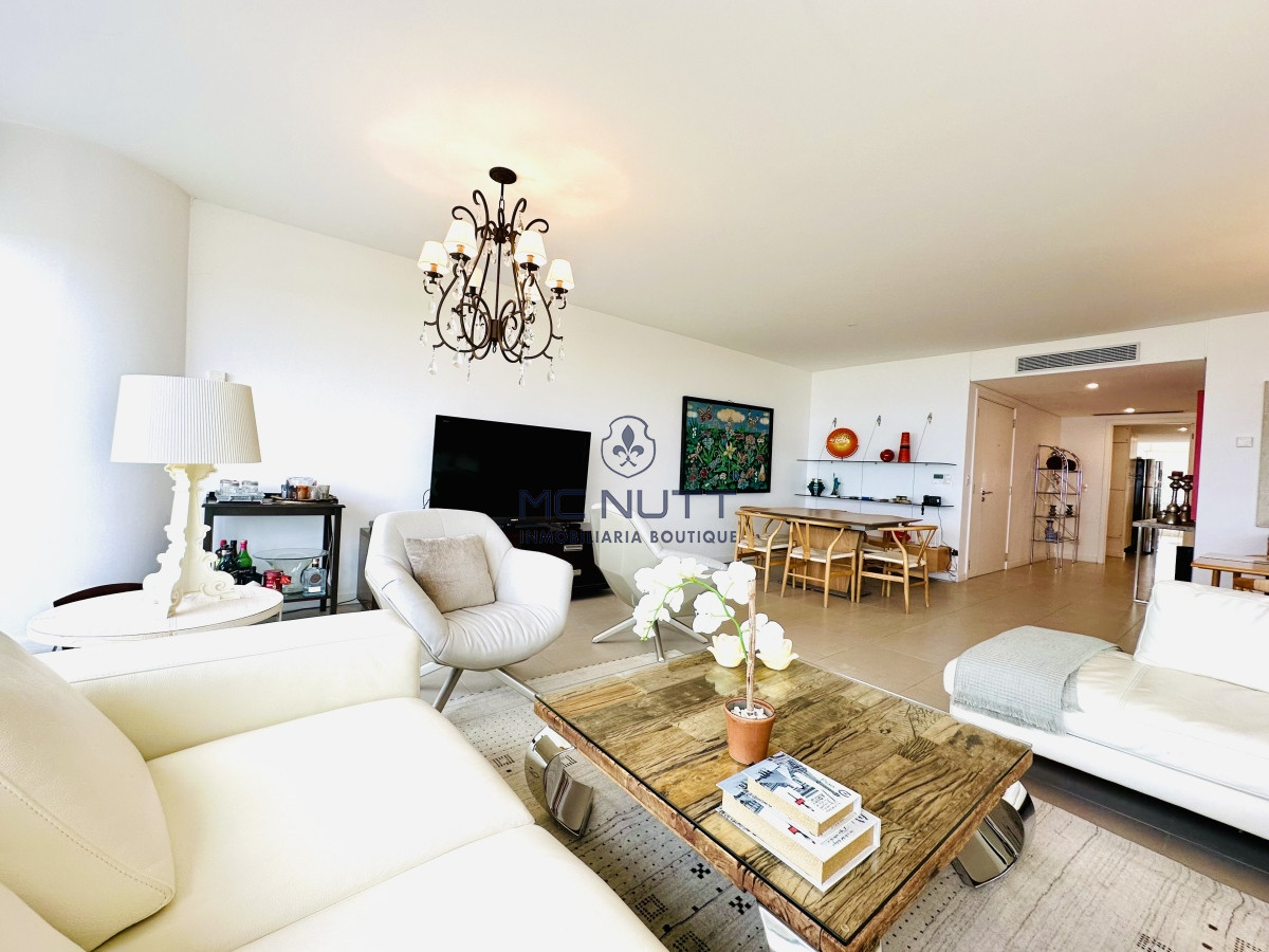 Apartamento Ref.417/ - Oportunidad en Venta y Alquiler temporal de maravilloso departamento esquinero en Torre Le Parc, Playa Brava, Punta del Este