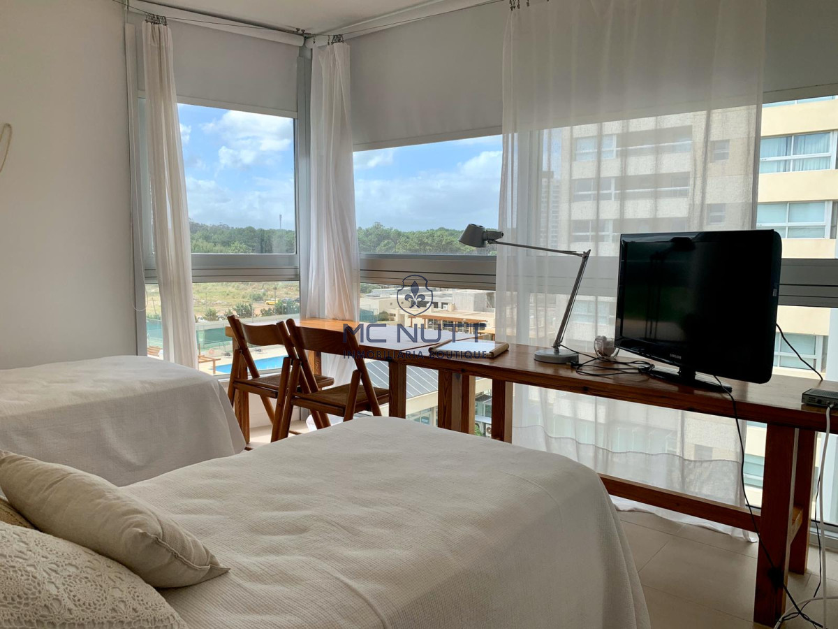 Apartamento Ref.539/ - Venta y alquiler de departamento esquinero de tres dormitorios mas dependencia de servicio, Torre LE PARC, playa Brava. Punta del Este