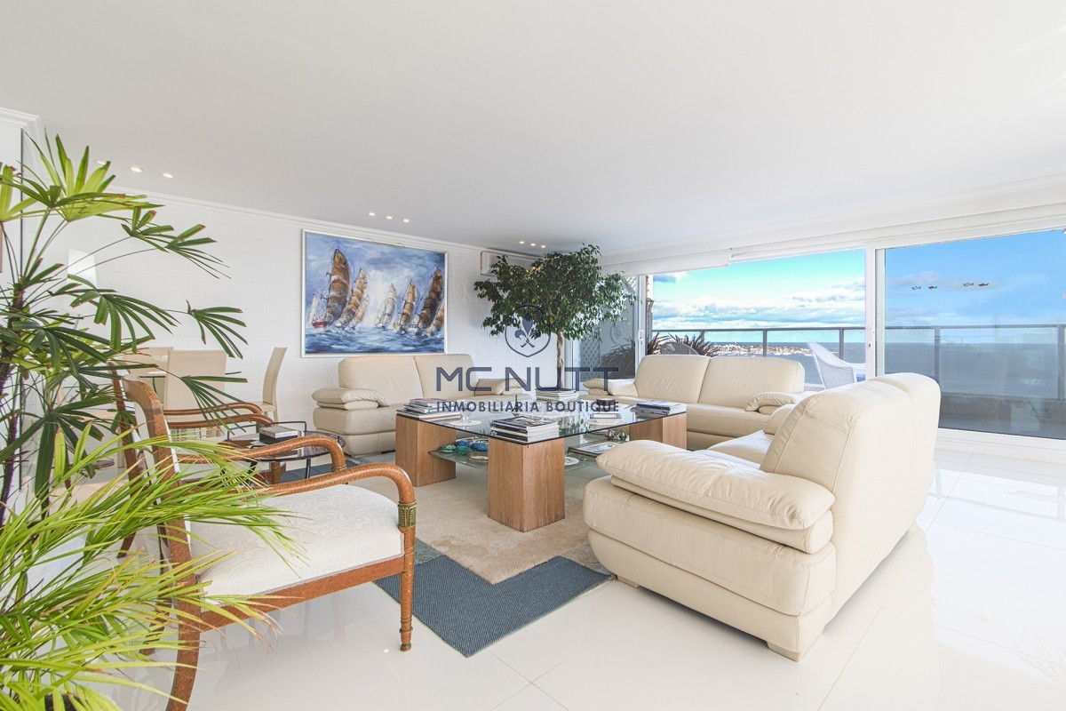 Apartamento Ref.524/ - Penthouse sobre Playa Mansa, 4 Dormitorios y Parrillero en Venta - Punta del Este