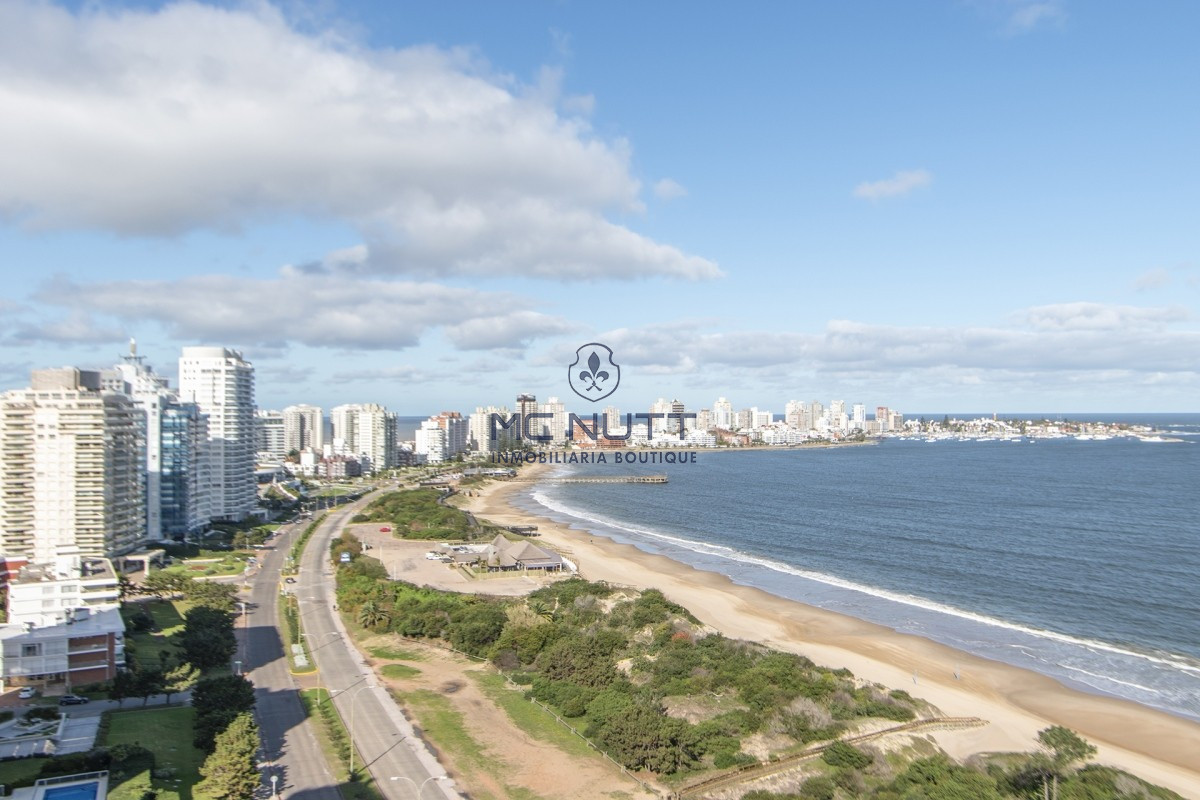 Apartamento Ref.524/ - Penthouse sobre Playa Mansa, 4 Dormitorios y Parrillero en Venta - Punta del Este