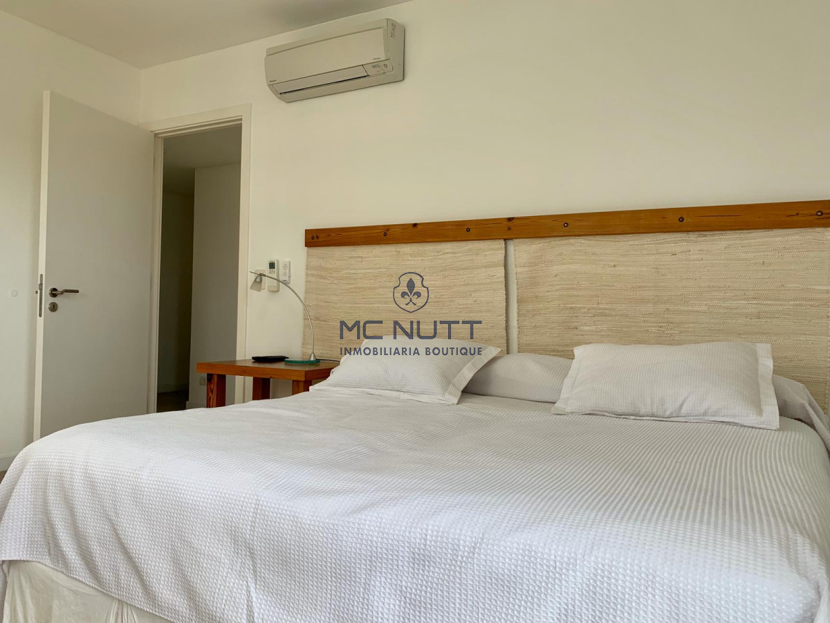 Apartamento Ref.539/ - Venta y alquiler de departamento esquinero de tres dormitorios mas dependencia de servicio, Torre LE PARC, playa Brava. Punta del Este