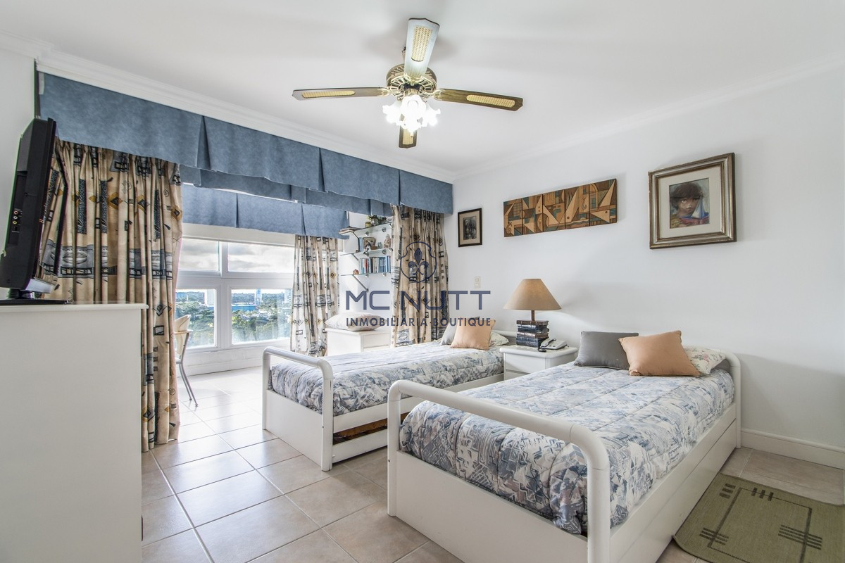 Apartamento Ref.524/ - Penthouse sobre Playa Mansa, 4 Dormitorios y Parrillero en Venta - Punta del Este