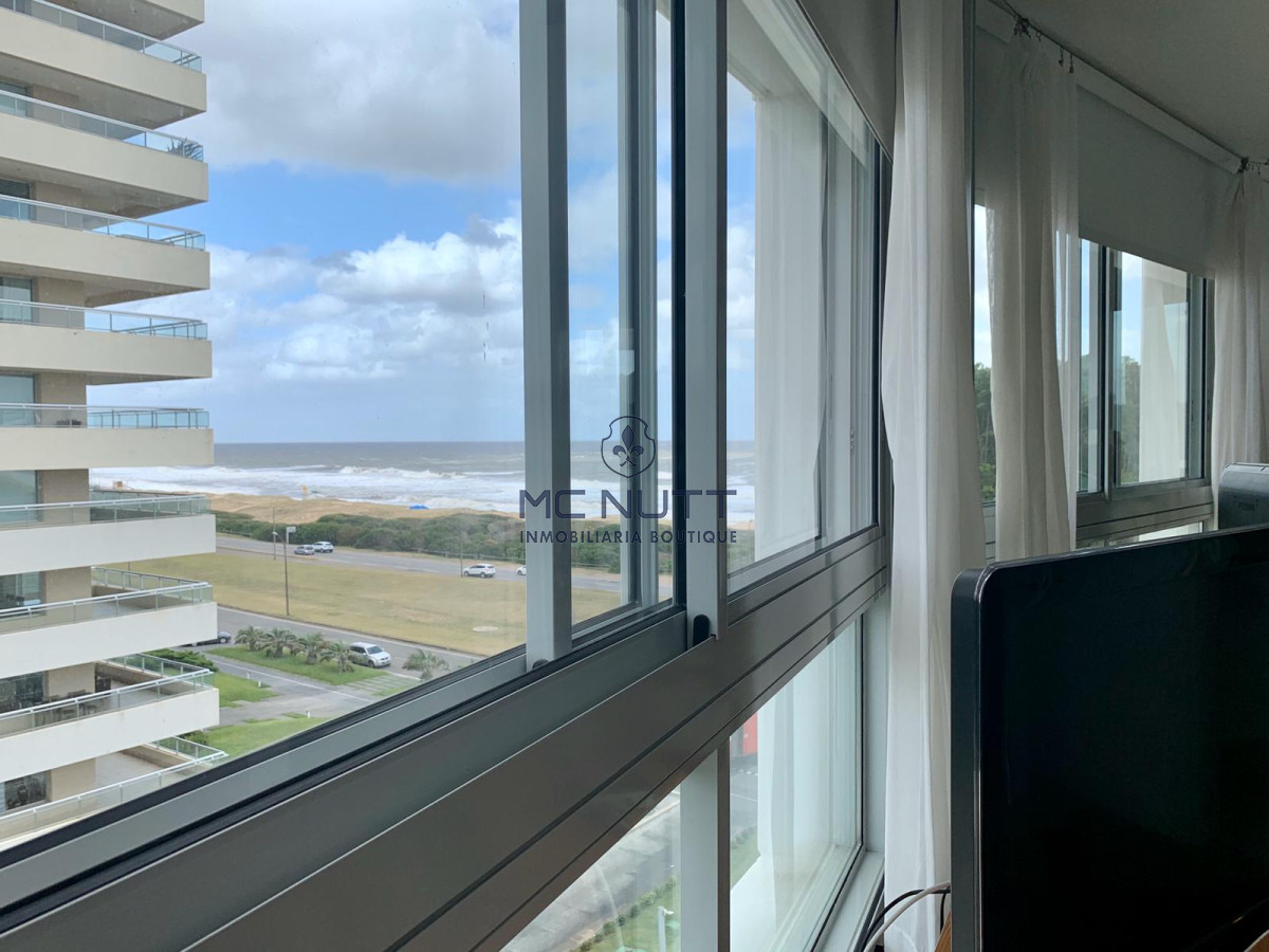Apartamento Ref.539/ - Venta y alquiler de departamento esquinero de tres dormitorios mas dependencia de servicio, Torre LE PARC, playa Brava. Punta del Este