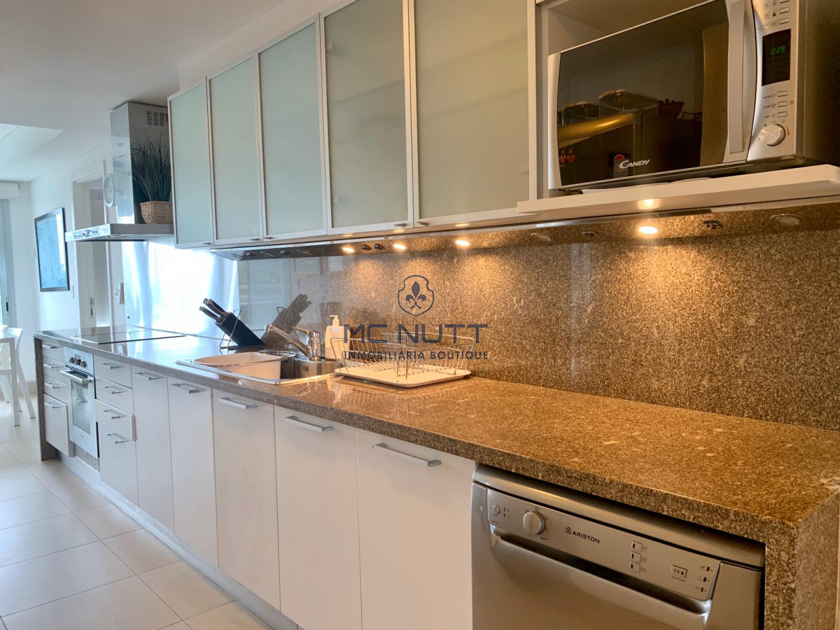 Apartamento Ref.539/ - Venta y alquiler de departamento esquinero de tres dormitorios mas dependencia de servicio, Torre LE PARC, playa Brava. Punta del Este