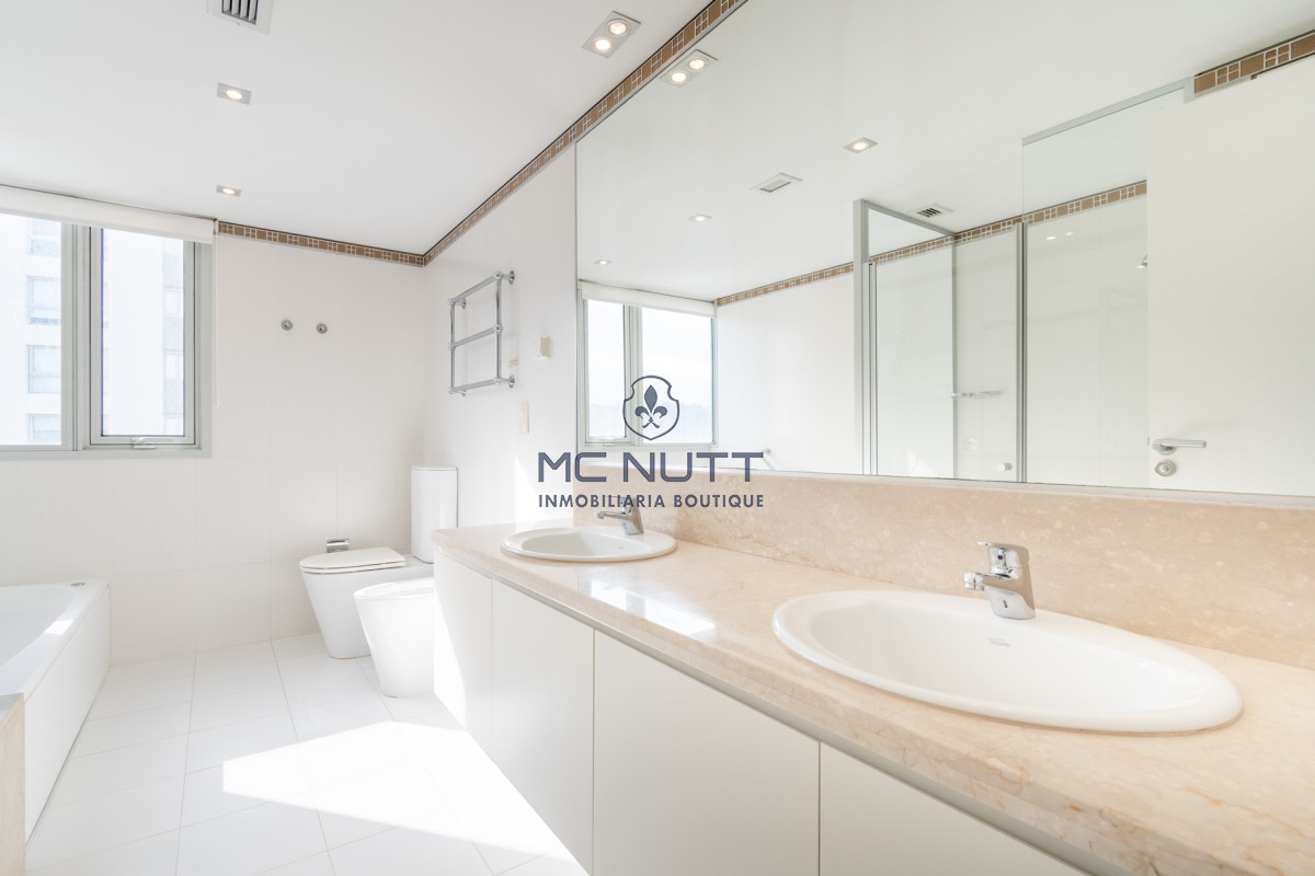 Apartamento Ref.531/ - Venta y alquiler de departamento con tres dormitorios mas dependencia de servicio en torre Le Parc playa Brava, Punta del Este