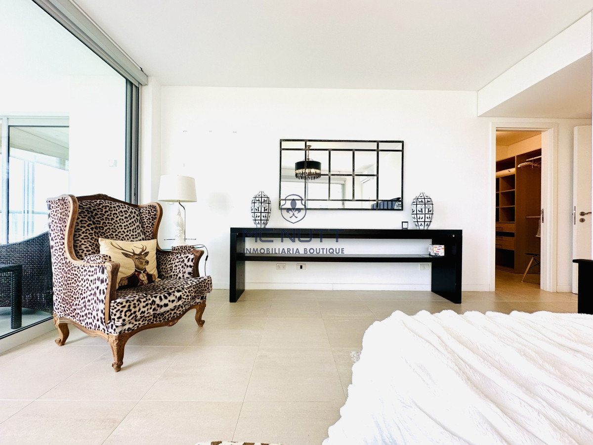 Apartamento Ref.417/ - Oportunidad en Venta y Alquiler temporal de maravilloso departamento esquinero en Torre Le Parc, Playa Brava, Punta del Este