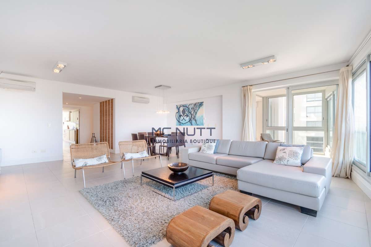 Apartamento Ref.531/ - Venta y alquiler de departamento con tres dormitorios mas dependencia de servicio en torre Le Parc playa Brava, Punta del Este