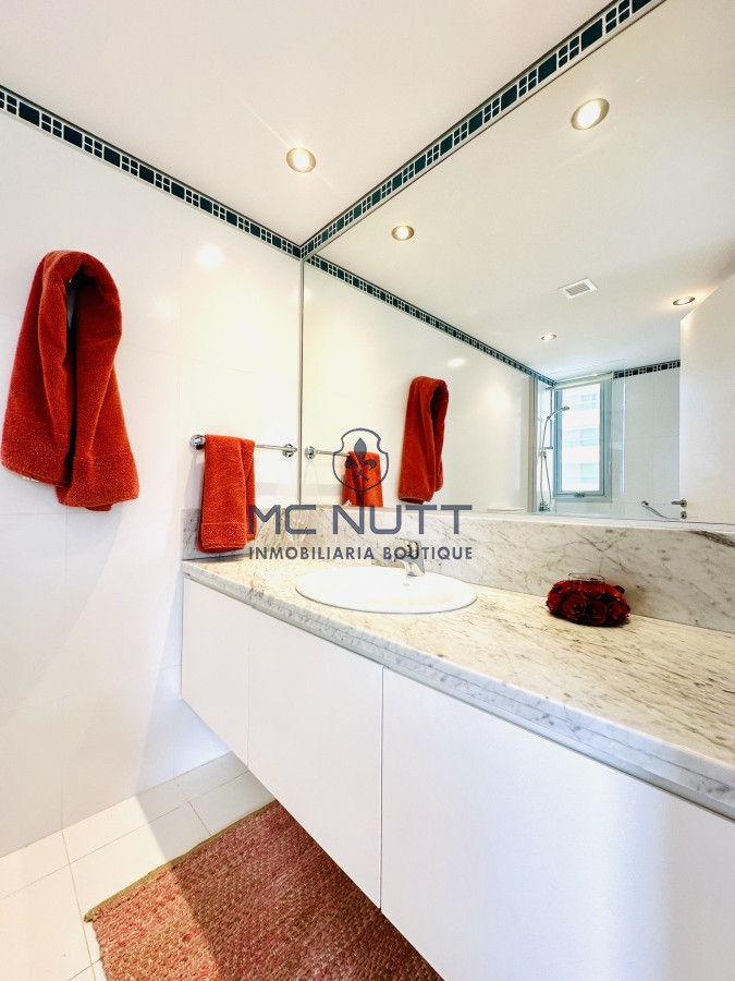 Apartamento Ref.417/ - Oportunidad en Venta y Alquiler temporal de maravilloso departamento esquinero en Torre Le Parc, Playa Brava, Punta del Este