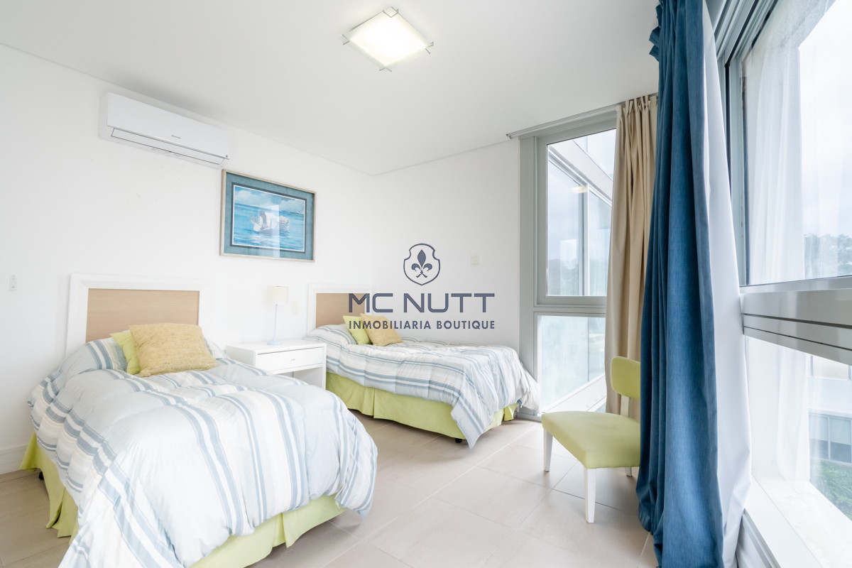 Apartamento Ref.531/ - Venta y alquiler de departamento con tres dormitorios mas dependencia de servicio en torre Le Parc playa Brava, Punta del Este