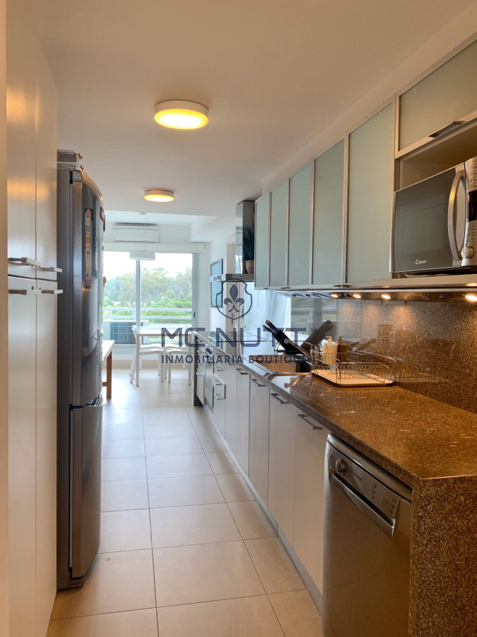 Apartamento Ref.539/ - Venta y alquiler de departamento esquinero de tres dormitorios mas dependencia de servicio, Torre LE PARC, playa Brava. Punta del Este