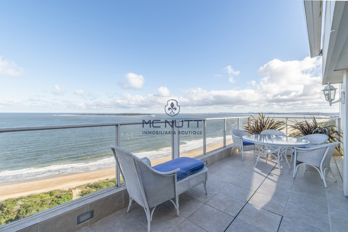 Apartamento Ref.524/ - Penthouse sobre Playa Mansa, 4 Dormitorios y Parrillero en Venta - Punta del Este