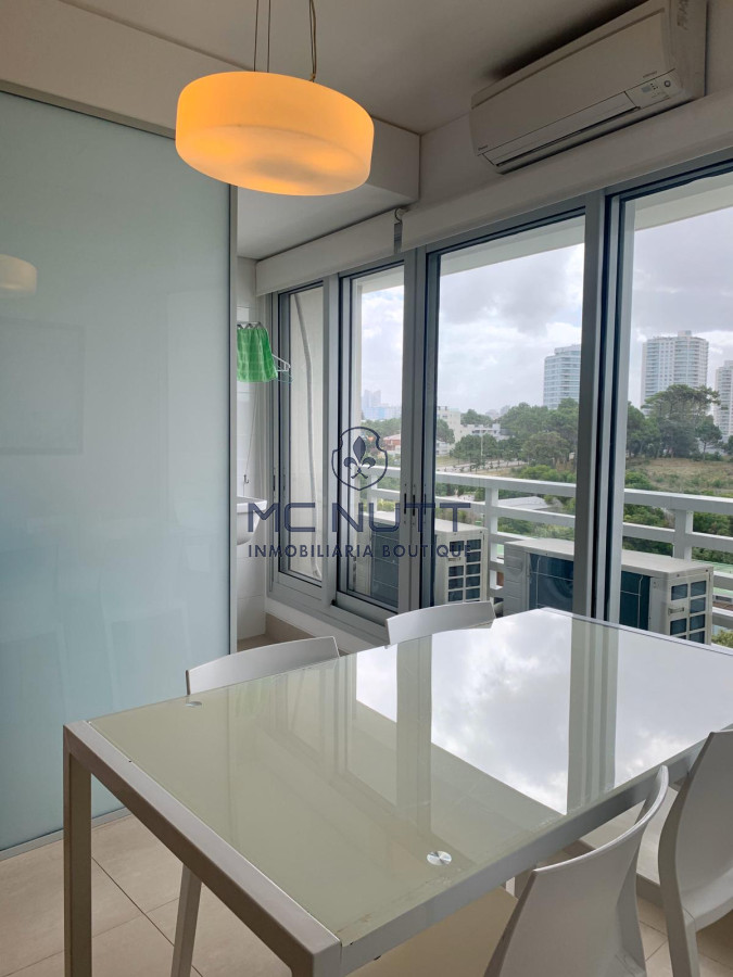 Apartamento Ref.539/ - Venta y alquiler de departamento esquinero de tres dormitorios mas dependencia de servicio, Torre LE PARC, playa Brava. Punta del Este
