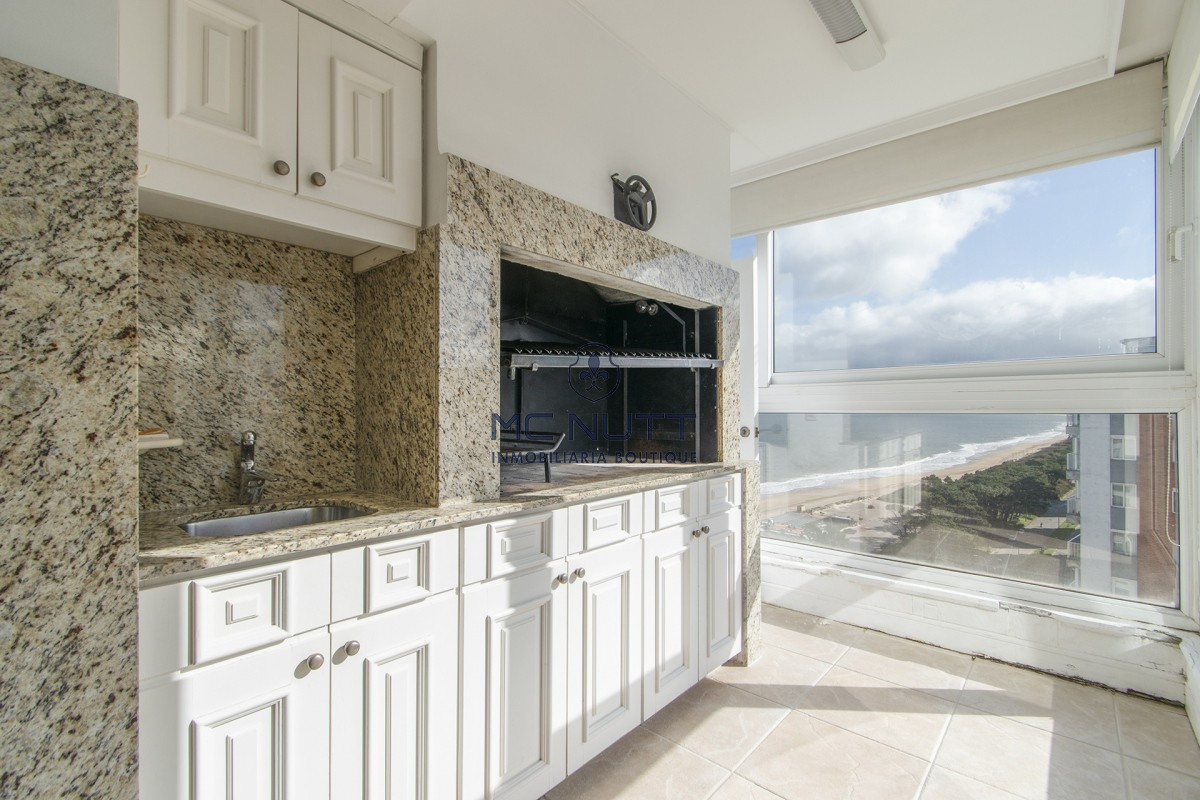 Apartamento Ref.524/ - Penthouse sobre Playa Mansa, 4 Dormitorios y Parrillero en Venta - Punta del Este