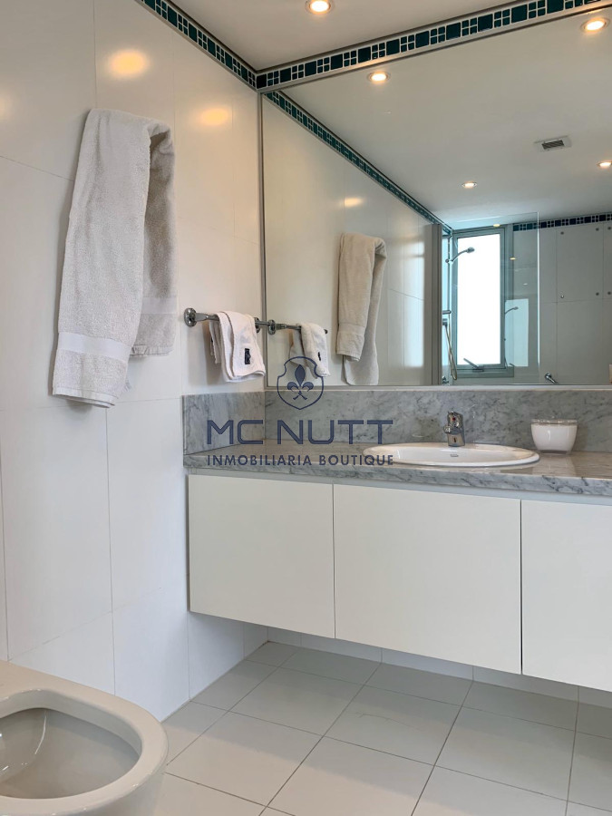 Apartamento Ref.539/ - Venta y alquiler de departamento esquinero de tres dormitorios mas dependencia de servicio, Torre LE PARC, playa Brava. Punta del Este