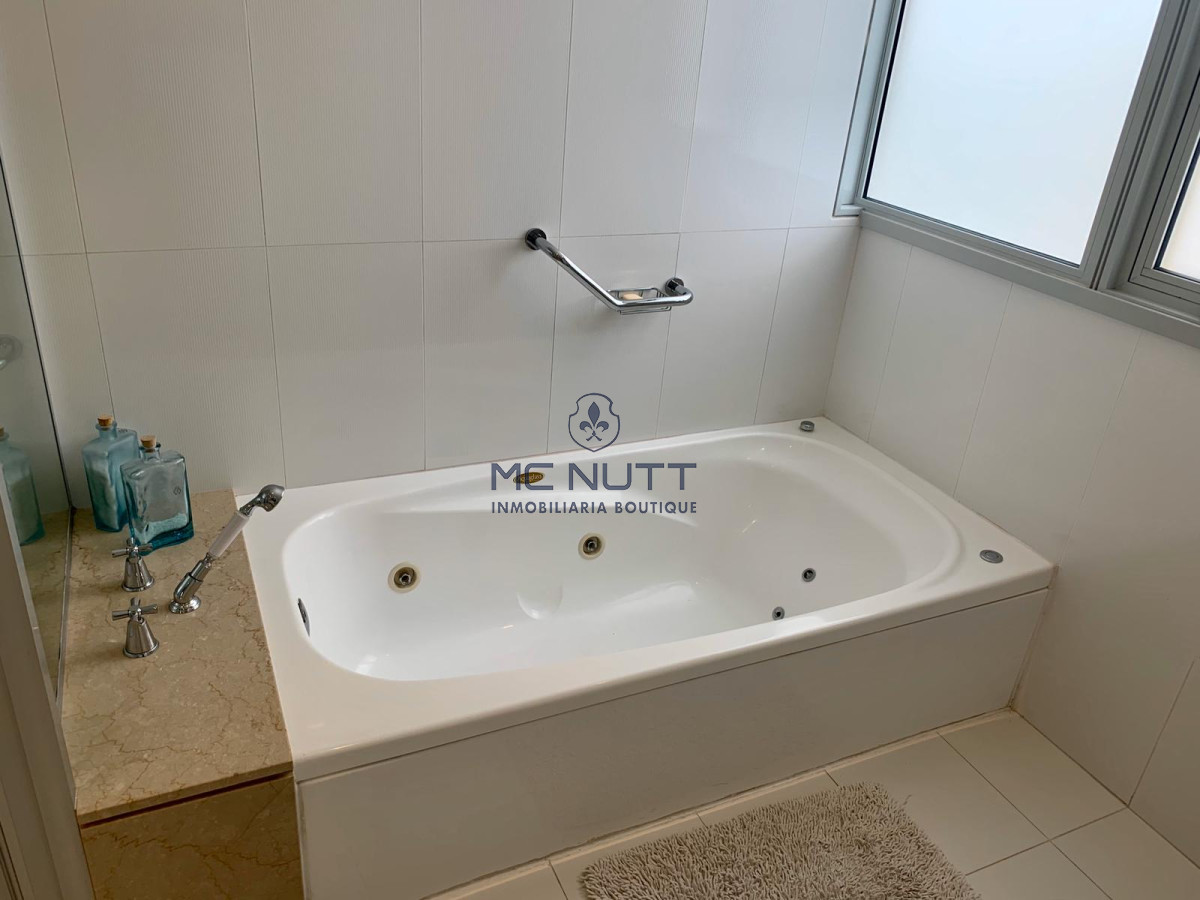 Apartamento Ref.539/ - Venta y alquiler de departamento esquinero de tres dormitorios mas dependencia de servicio, Torre LE PARC, playa Brava. Punta del Este