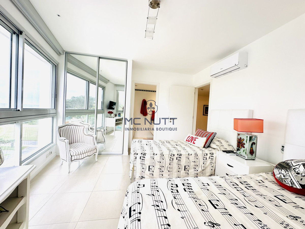Apartamento Ref.417/ - Oportunidad en Venta y Alquiler temporal de maravilloso departamento esquinero en Torre Le Parc, Playa Brava, Punta del Este