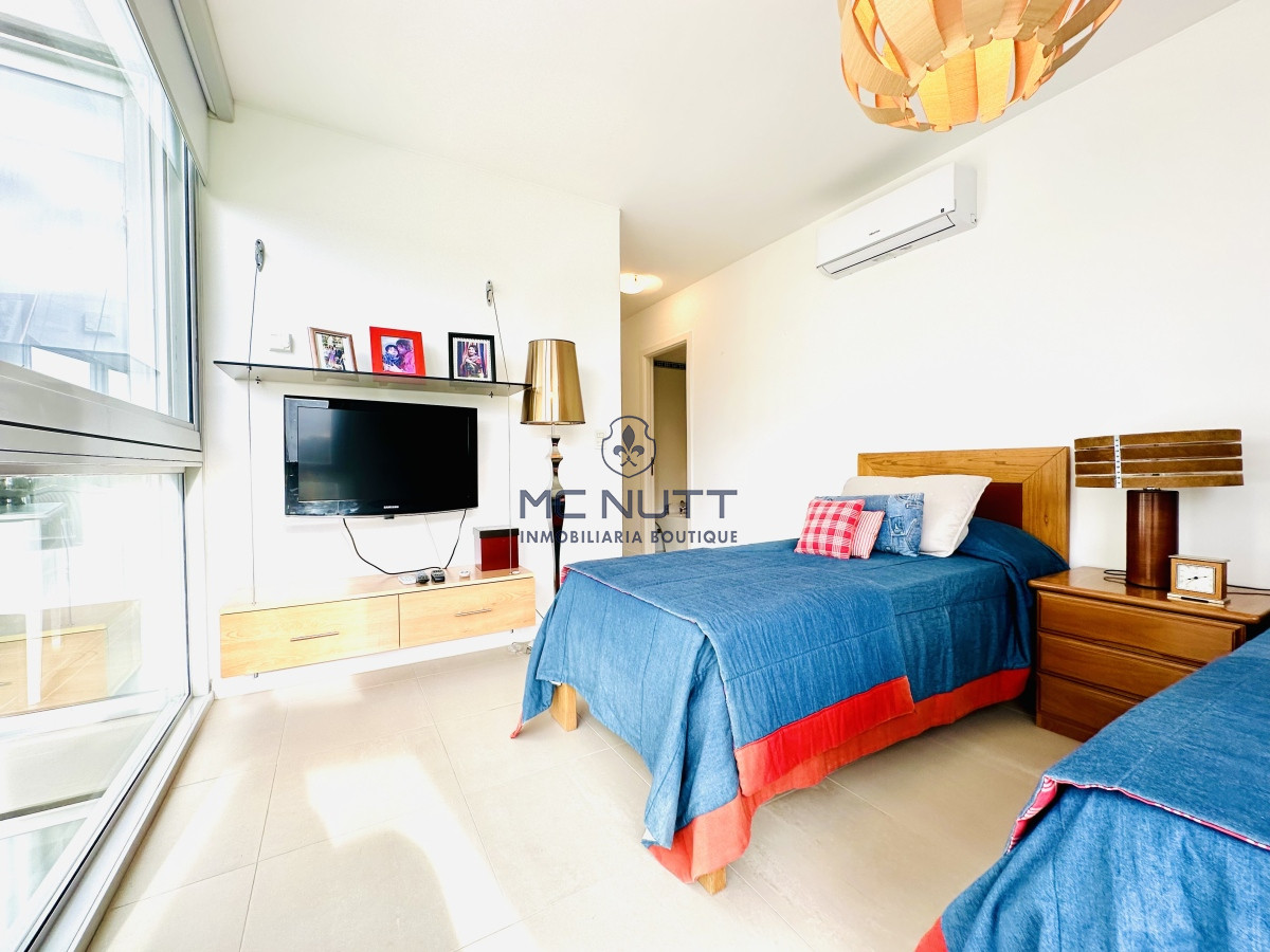 Apartamento Ref.417/ - Oportunidad en Venta y Alquiler temporal de maravilloso departamento esquinero en Torre Le Parc, Playa Brava, Punta del Este