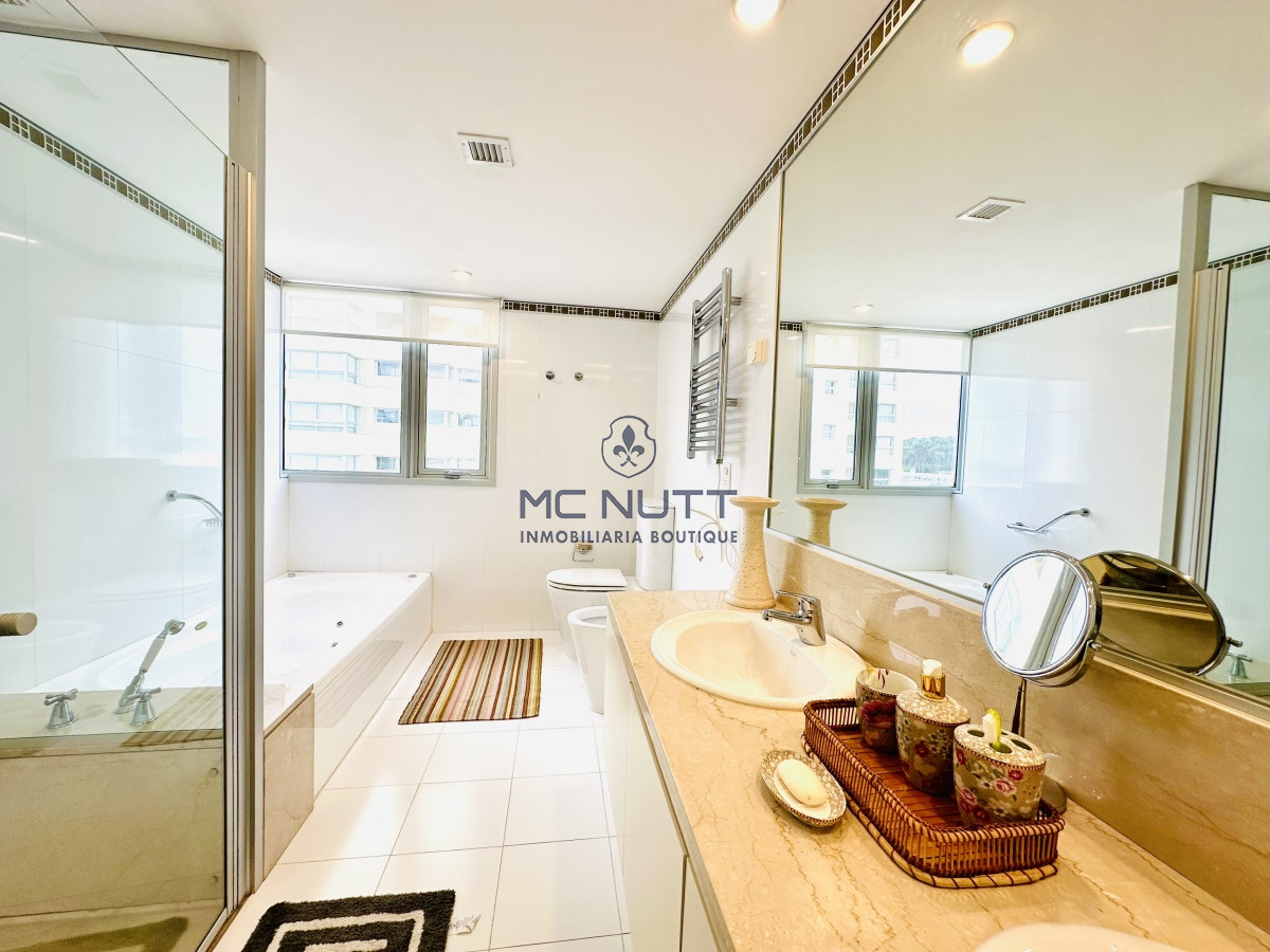 Apartamento Ref.417/ - Oportunidad en Venta y Alquiler temporal de maravilloso departamento esquinero en Torre Le Parc, Playa Brava, Punta del Este