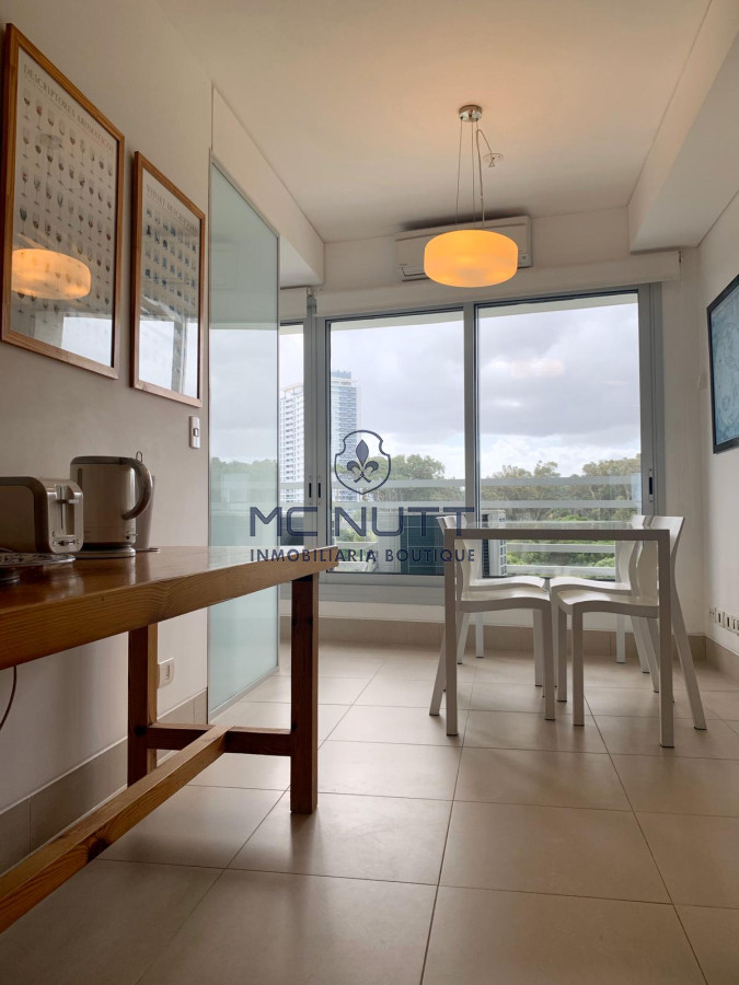 Apartamento Ref.539/ - Venta y alquiler de departamento esquinero de tres dormitorios mas dependencia de servicio, Torre LE PARC, playa Brava. Punta del Este