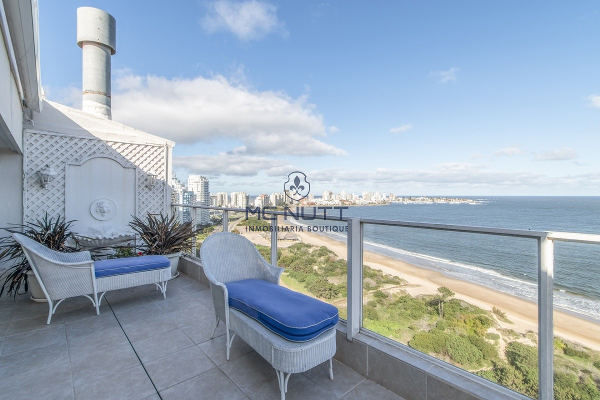 Apartamento Ref.524/ - Penthouse sobre Playa Mansa, 4 Dormitorios y Parrillero en Venta - Punta del Este