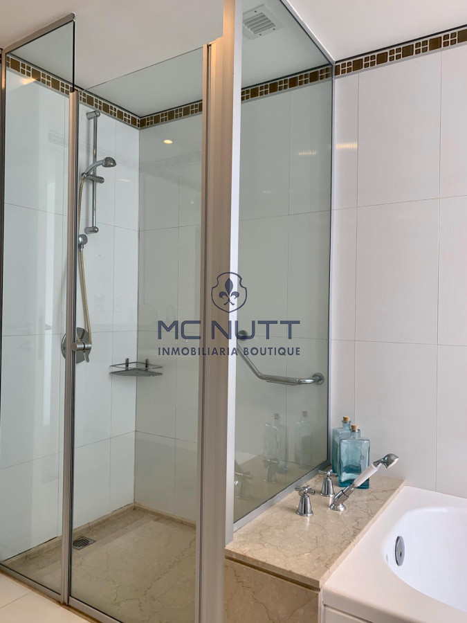 Apartamento Ref.539/ - Venta y alquiler de departamento esquinero de tres dormitorios mas dependencia de servicio, Torre LE PARC, playa Brava. Punta del Este