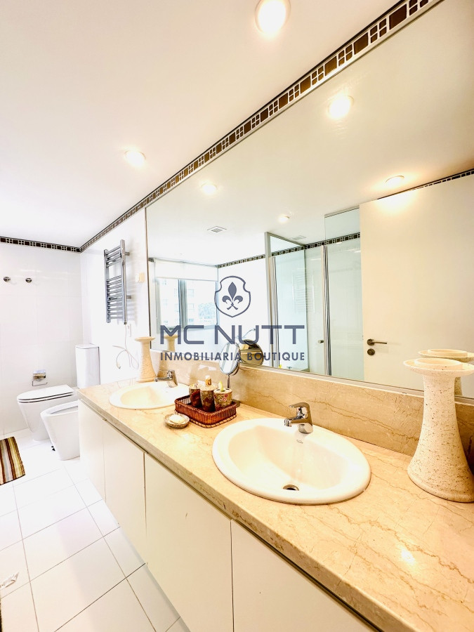 Apartamento Ref.417/ - Oportunidad en Venta y Alquiler temporal de maravilloso departamento esquinero en Torre Le Parc, Playa Brava, Punta del Este