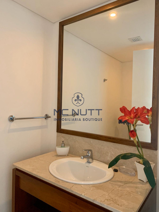 Apartamento Ref.539/ - Venta y alquiler de departamento esquinero de tres dormitorios mas dependencia de servicio, Torre LE PARC, playa Brava. Punta del Este