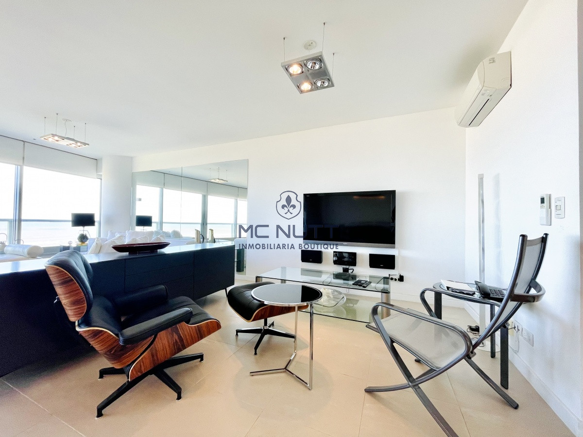 Apartamento Ref.539/ - Venta y alquiler de departamento esquinero de tres dormitorios mas dependencia de servicio, Torre LE PARC, playa Brava. Punta del Este