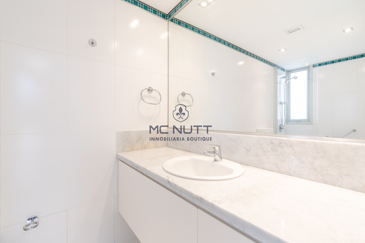 Apartamento Ref.531/ - Venta y alquiler de departamento con tres dormitorios mas dependencia de servicio en torre Le Parc playa Brava, Punta del Este