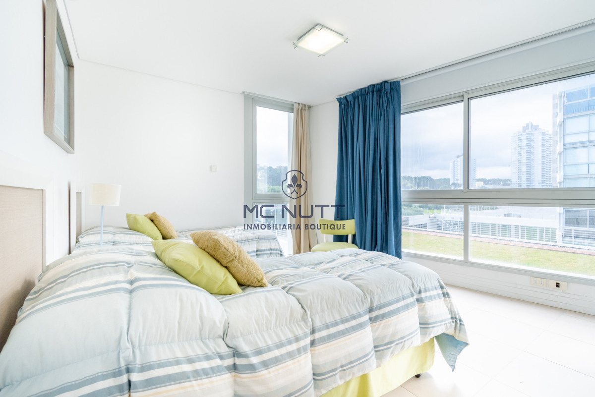 Apartamento Ref.531/ - Venta y alquiler de departamento con tres dormitorios mas dependencia de servicio en torre Le Parc playa Brava, Punta del Este